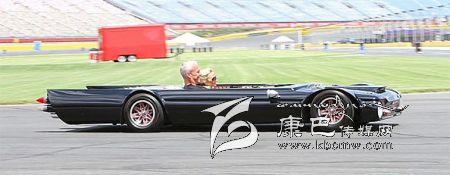 世界上最“扁”的汽車 躺著開(kāi)！