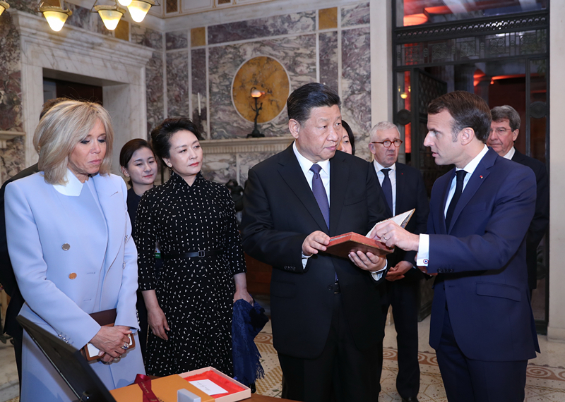 2019年3月24日，習(xí)近平在法國(guó)尼斯會(huì)見法國(guó)總統(tǒng)馬克龍。會(huì)見前，馬克龍向習(xí)近平贈(zèng)送1688年法國(guó)出版的首部《論語(yǔ)導(dǎo)讀》法文版原著。