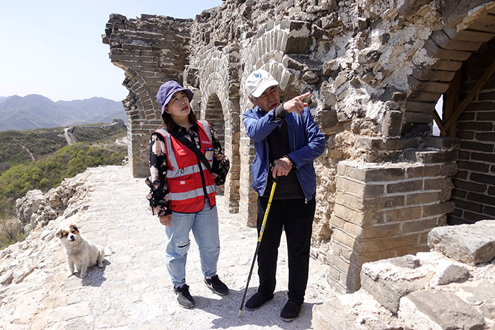 在明長城遺址上，梅景田給外甥女劉紅巖講述長城故事。