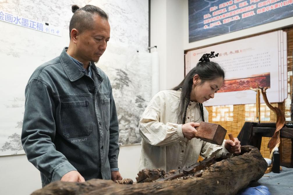 潘能輝和妻子胡美華在湖南常德河街展示木雕。新華社記者 薛宇舸 攝