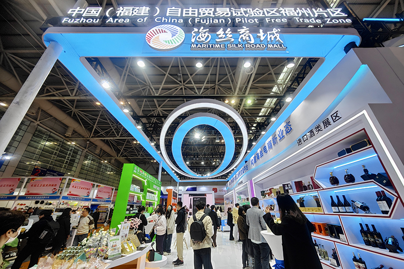 2024年3月18日，第四屆中國跨境電商交易會在福建福州開幕。展會聚焦“鏈接跨境全流域 共建電商新生態(tài)”，集聚全國80余個外貿(mào)產(chǎn)業(yè)帶的上千家供應鏈企業(yè)。