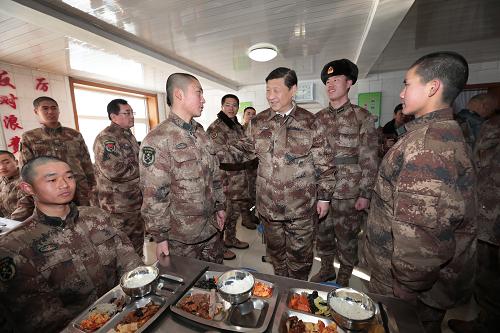 2014年1月26日中午，習(xí)近平來到連隊食堂，同戰(zhàn)士們一起用餐。新華社記者 李剛 攝